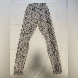 ALO Yoga Snake-Print Leggings in Beige and Black